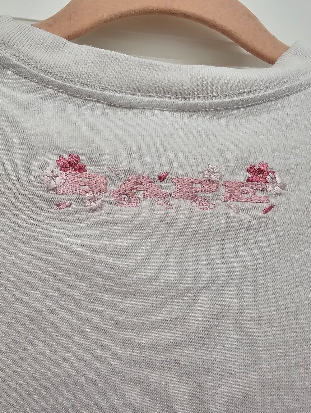 Bape A Bathing Ape White Cherry Blossom Logo T-Shirt Size S. - Picture 9 of 9